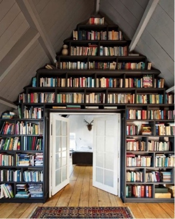 Εάν δεν υπάρχει αρκετός χώρος για ράφια φτιάξτε μία βιβλιοθήκη που πιάνει έναν τοίχο από πάνω έως κάτω. Είναι ιδιαίτερα εντυπωσιακό!