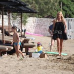Φαίη Σκορδά    Παιχνίδια με τους γιους της στη θάλασσα!! Φωτογραφίες