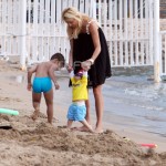 Φαίη Σκορδά    Παιχνίδια με τους γιους της στη θάλασσα!! Φωτογραφίες