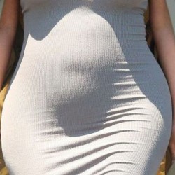 Δήλωση στο twitter της    "Είμαι πέντε μηνών έγκυος και έχω πάρει 9 κιλά"