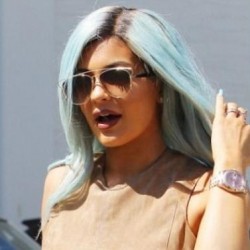 Kylie Jenner    άλλαξε τα μαλλιά της και ανταγωνίζεται την αδερφή της!!