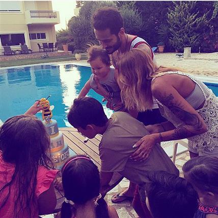 Ηλιάδη – Γκέντσογλου    Ο γιος τους έγινε ενός και του έκαναν πάρτι γενεθλίων δίπλα στην πισίνα!! Δείτε φωτογραφίες