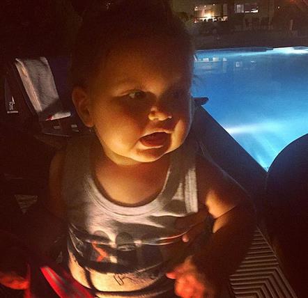 Ηλιάδη – Γκέντσογλου    Ο γιος τους έγινε ενός και του έκαναν πάρτι γενεθλίων δίπλα στην πισίνα!! Δείτε φωτογραφίες