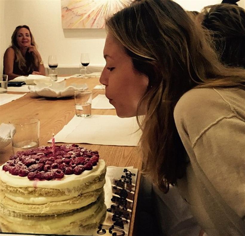 Βίκυ Καγιά    Γιόρτασε τα γενέθλιά της με μια εντυπωσιακή τούρτα!! Δείτε φωτογραφία!!