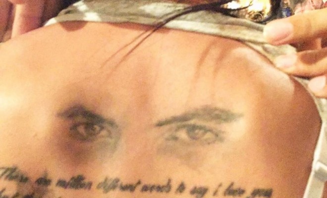Θαυμάστρια "χτύπησε" στην πλάτη της τατουάζ το βλέμμα Έλληνα τραγουδιστή (φωτο)