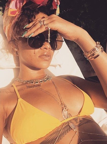 Η Rihanna βάζει και πάλι φωτιά στο instagram