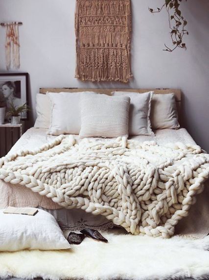 Καλύψτε το κρεβάτι με ένα μάλλινο ριχτάρι με χοντρή πλέξη.