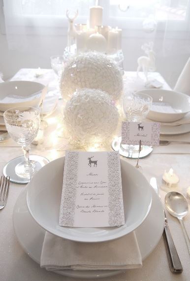 All white decor στο γιορτινό τραπέζι. Μία ιδέα που σίγουρα θα εντυπωσιάσει τους καλεσμένους σας.