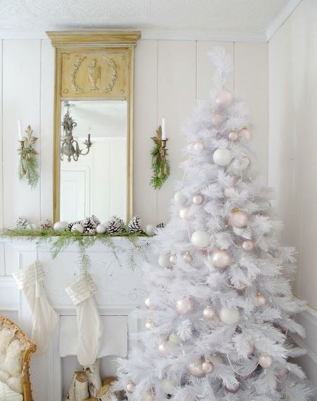 Το all white decor συνεχίζεται και στη χριστουγεννιάτικη διακόσμηση με αποτέλεσμα ένα φωτεινό, λαμπερό και εντυπωσιακό καθιστικό.