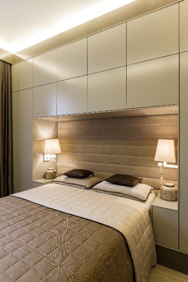 Το κρεβάτι στο υπνοδωμάτιο βρίσκεται τοποθετημένο σε εσοχή επενδυμένη με ξύλο, στην οποία βρίσκονται καλά κρυμμένα ντουλάπια για extra αποθηκευτικό χώρο.