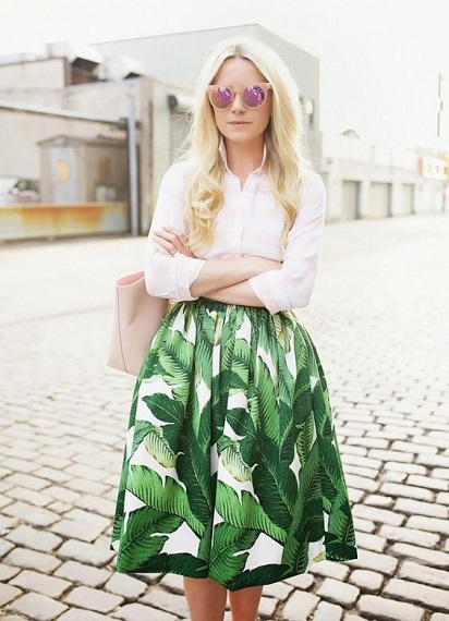 Μια full skirt σε tropical ύφος αρκεί για να δημιουργήσετε statement χωρίς παραπάνω προσπάθεια.