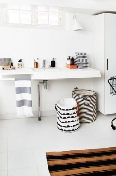 Σε ένα μικρό μπάνιο τα καλάθια με μοντέρνα μοτίβα μπορούν να χρησιμεύσουν ως κάδοι για τα άπλυτα ρούχα.