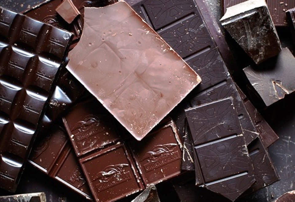 Точки шоколад. Плитка шоколада. Темный шоколад плитка. Плиточный шоколад. Шоколад темный плиточный.