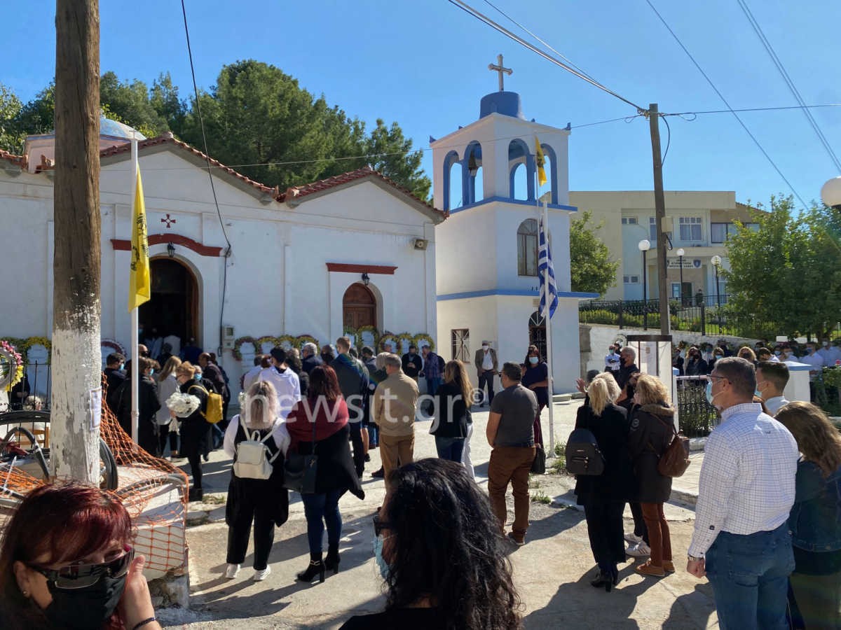 Σπαραγμός στο τελευταίο αντίο της 15χρονης Κλαίρης – Στα λευκά οι συμμαθητές της