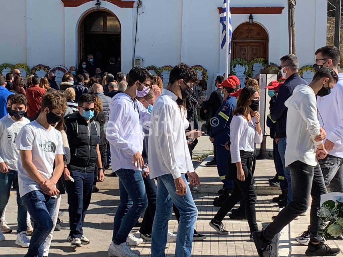 Σπαραγμός στο τελευταίο αντίο της 15χρονης Κλαίρης – Στα λευκά οι συμμαθητές της