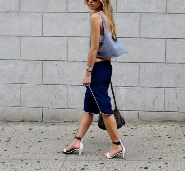 Cropped φανελάκι για να είστε in fashion.