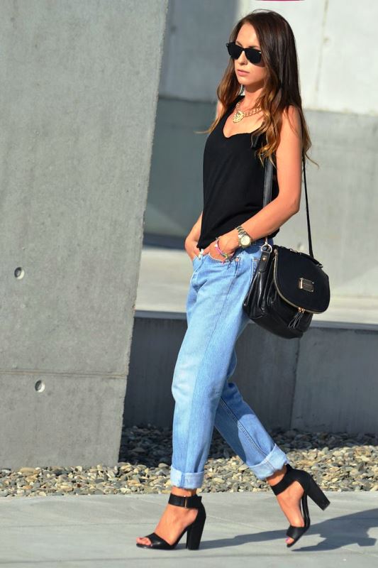 Boyfriend jean συνδυασμένο με μαύρο φανελάκι.