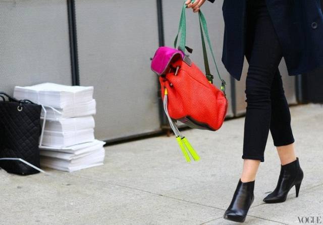 Δύο δυνατά trends σε μία τσάντα: Colourblocking & backpack!