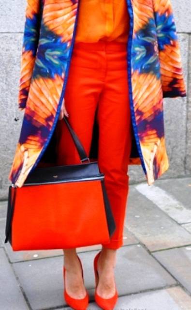 Ισορροπήστε την έντονη μονοχρωμία σε ένα outfit.