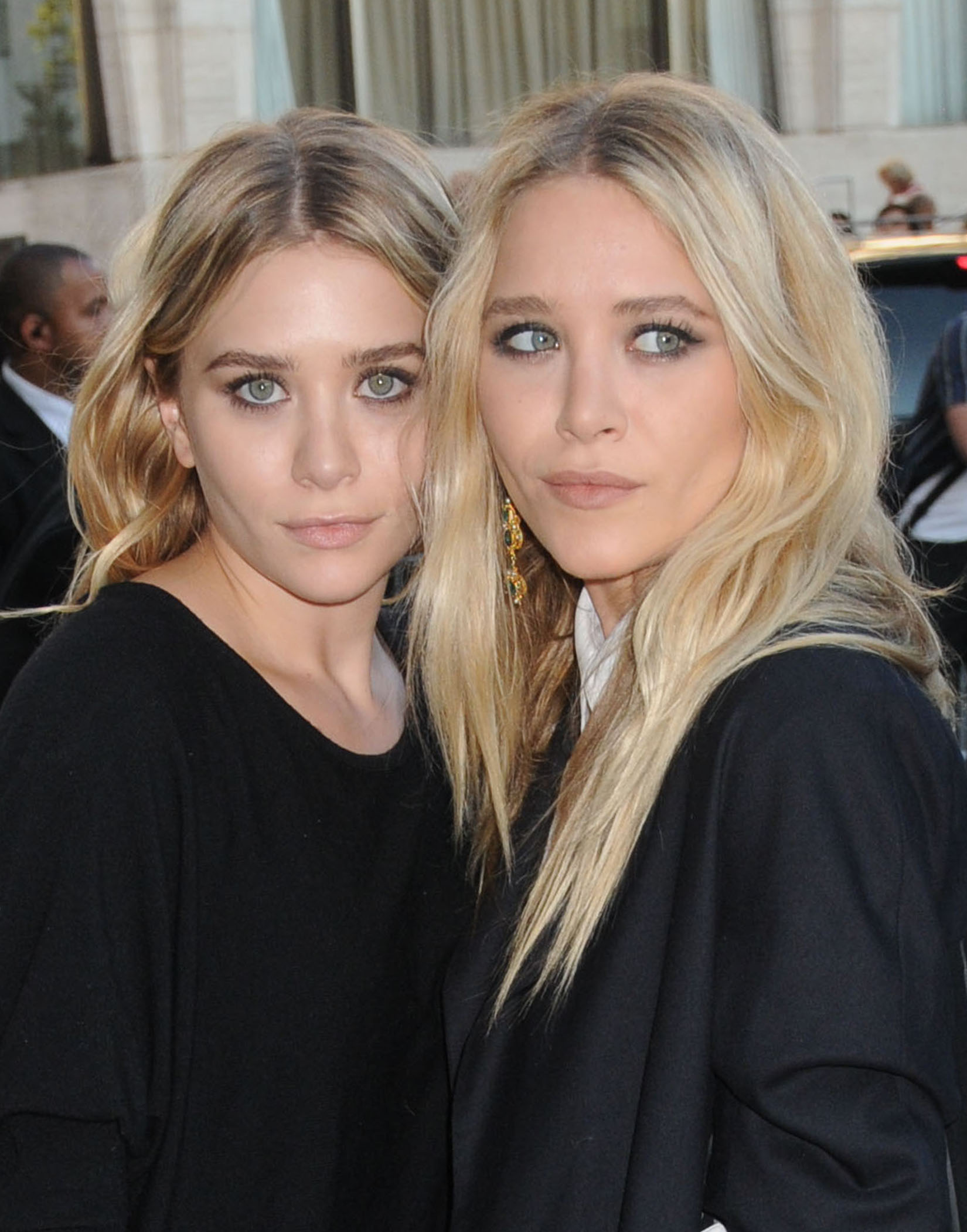 Celebrity guests arrive for the 2010 CFDA Awards wearing basic black fashion, NYC