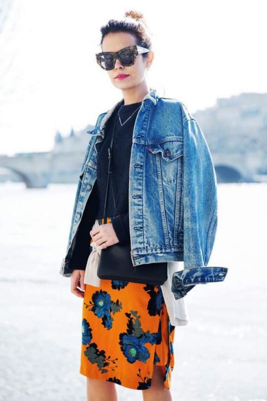 Συνδυάστε τη floral φούστα του καλοκαιριού με ένα knit μπλουζάκι κι ένα τζιν μπουφάν.