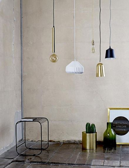 Τα φωτιστικά είναι minimal με industrial ύφος.
