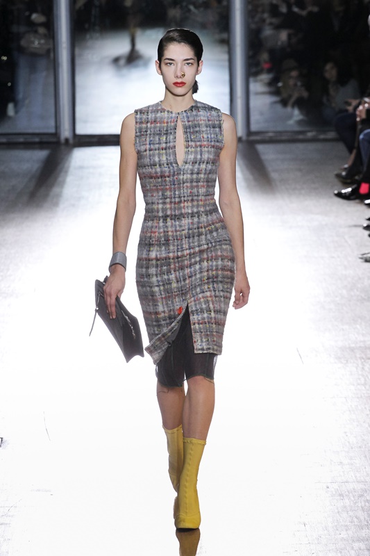 Acne Studios Τα καρώ φορέματα παίρνουν τα ηνία στις πασαρέλες σε πολλές και διαφορετικές γραμμές. Συνδυασμοί και colourblockings χαρίζουν update στο κλασσικό μοτίβο.