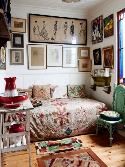 Τι και αν τα έπιπλα είναι παλιά ή λίγα; Το boho στιλ μπορεί να γίνει ο σύμμαχός σας. Γεμίστε με κάδρα τους τοίχους και προσθέστε υφάσματα με πολύχρωμα μοτίβα ή patchwork.