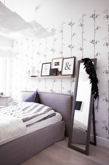 Το ουδέτερο decor στο υπνοδωμάτιο αποκτά χαρακτήρα.