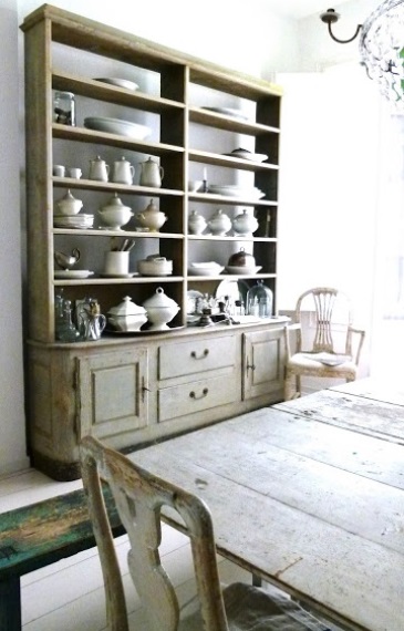 Τα ανοιχτά ράφια συνδέονται άμεσα με το rustic decor.