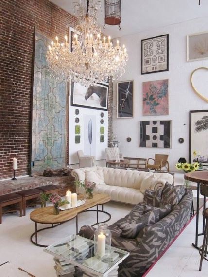 Τα Industrial στοιχεία στον τοίχο και το coffee table και οι μοντέρνοι πίνακες συνδυάζονται με vintage σαλόνι και πολυέλαιο, δημιουργώντας μία εξαιρετική αντίθεση.