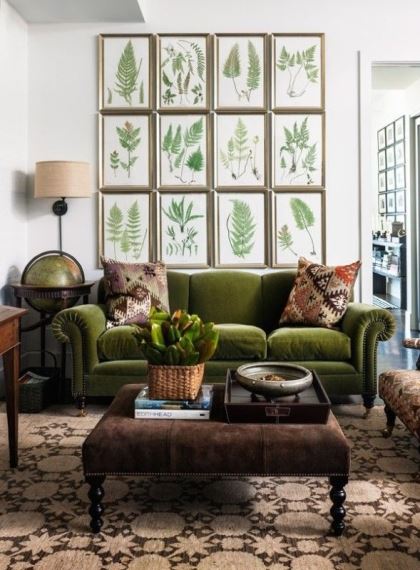 Κλασσικό decor που συνδυάζει μοντέρνα στοιχεία όπως είναι το πλέγμα από πίνακες στον τοίχο.
