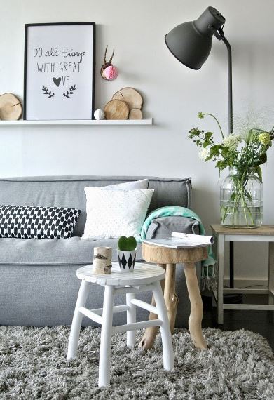 Μοντέρνο καθιστικό με rustic coffee table. Η γκρι φλοκάτη σε ουδέτερη απόχρωση επιλέγεται για να προσφέρει ζεστασιά και αρμονία στο χώρο.