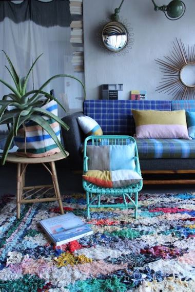 Μοντέρνα έπιπλα με vintage ταπετσαρία. Το decor συμπληρώνει ένα πολύχρωμο κιλίμι.