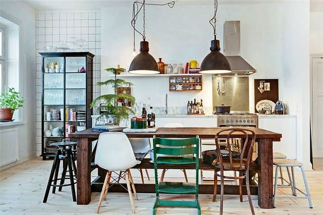 Mix & match decor με rustic τραπέζι και μοντέρνες καρέκλες.