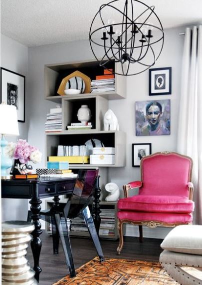 Μοντέρνο black & white home office. H vintage καρέκλα αποκτά μία πιο σύγχρονη εικόνα χάρη στο hot pink και αποτελεί το pop στοιχείο στο χώρο.