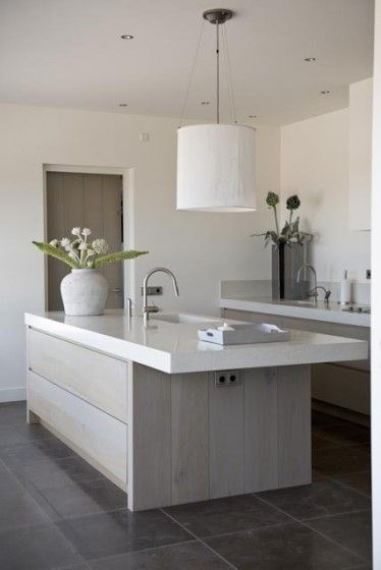 All white kitchen με υπόλευκες και γκρι αποχρώσεις. Ιδανική για μικρούς χώρους.