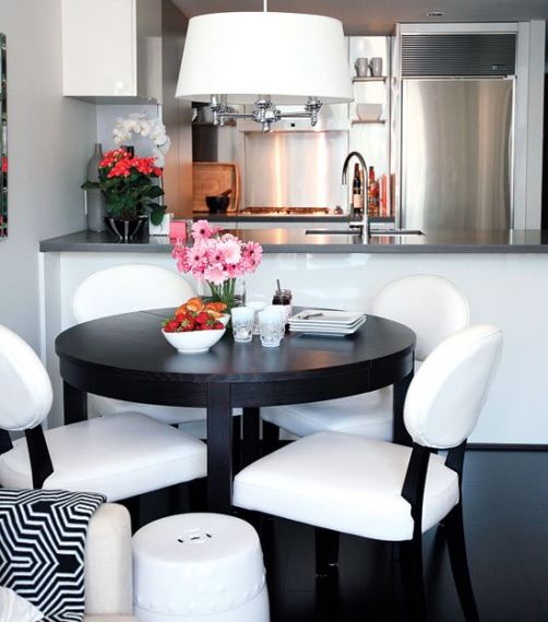 Σαλοκουζίνα με μοντέρνο και κλασσικό design. Το τραπέζι βρίσκεται στην «ουδέτερη ζώνη».