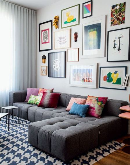 Μοντέρνο decor & design με καναπέ και πουφ, το οποίο χρησιμοποιείται ως γωνία αλλά μπορεί να τοποθετηθεί αλλού μεμονωμένα.