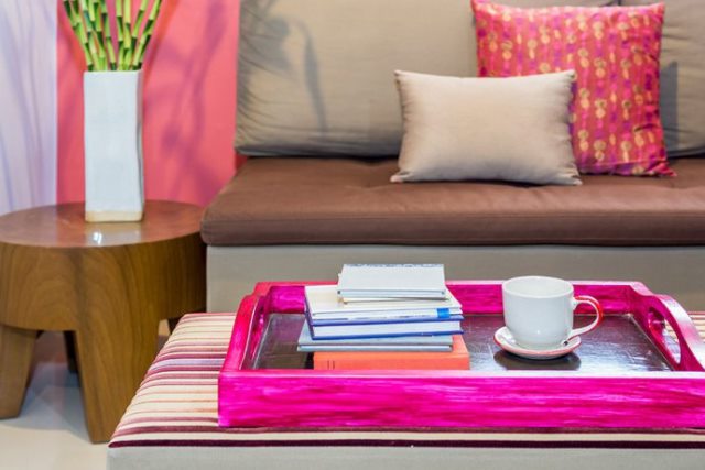 Αντί για coffee table χρησιμοποιήστε ένα σκαμπό με έναν όμορφο δίσκο πάνω του.
