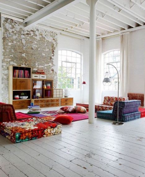 Boho decor με αφαιρετική αισθητική και χαρούμενα χρώματα και μοτίβα. Το άσπρο φόντο τα αναδεικνύει καλύτερα.