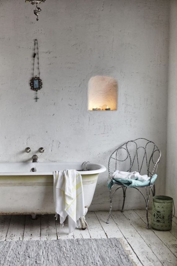 Επιλέξτε λευκό για ένα rustic μπάνιο.
