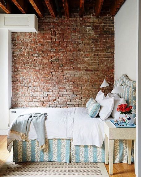 Τα εμφανή τούβλα παραπέμπουν σε Loft ενώ το ρομαντικό κρεβάτι δίνει μία πινελιά μιας άλλης εποχής.