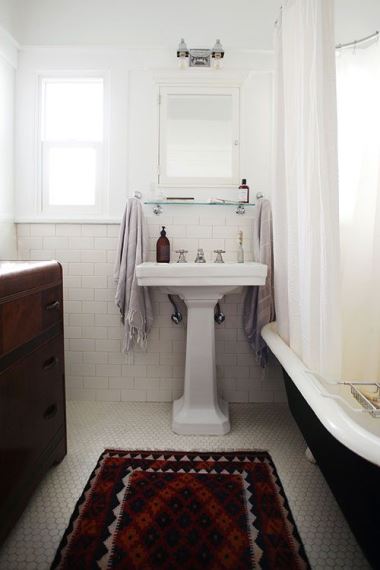 Μία ξύλινη συρταριέρα και ένα vintage rug είναι αρκετά για να συνθέσουν έναν αυθεντικό χώρο. 