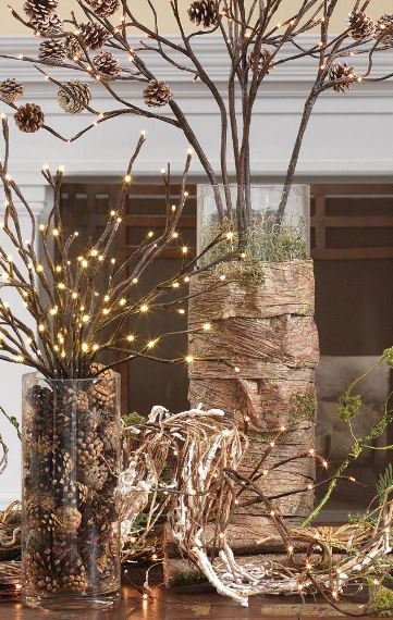 Νatural decor με φώτα και κουκουνάρια.