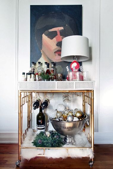 Ένα mini bar είναι ιδιαίτερα χρήσιμο. Στολίστε το κατάλληλα γεμίζοντας ένα μεγάλο μπολ με αστραφτερές μπάλες.