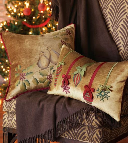Οι βελούδινες υφές ενδείκνυνται για xmas decor σε ένα καθιστικό με classic, retro ή ακόμα και μοντέρνο decor. Σε περίπτωση που έχετε μεν ένα βελούδινο μπορντώ ή χρυσό μαξιλάρι αλλά δεν έχει κάποιο μοτίβο ή print μπορεί να πάλι να συμμετέχει στη διακόσμηση. Η γυαλιστερή του όψη είναι από μόνη της αρκετή.