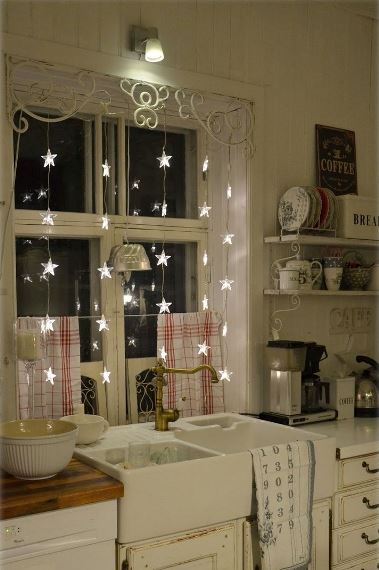 Rustic decor με διακριτικό φωτισμό στην κουζίνα.