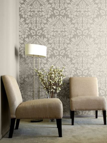 Elegan γωνιά με διακριτικά μοτίβα στον τοίχο. Το decor είναι κατάλληλο για το σπίτι αλλά και το γραφείο.
