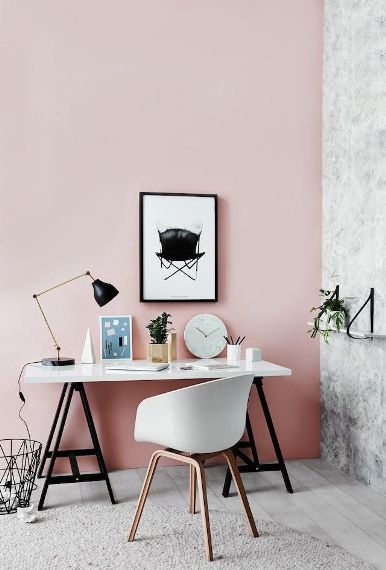 Home office με girly touch. Φέτος εστιάστε αρκετά στους τοίχους αναζητώντας νέες τεχνοτροπίες για το βάψιμο τους.